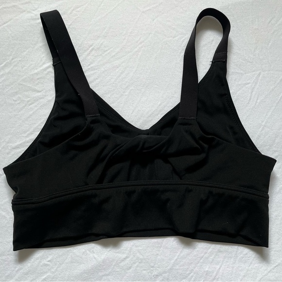 black aerie sports bra with twist back - Picture 3 of 3